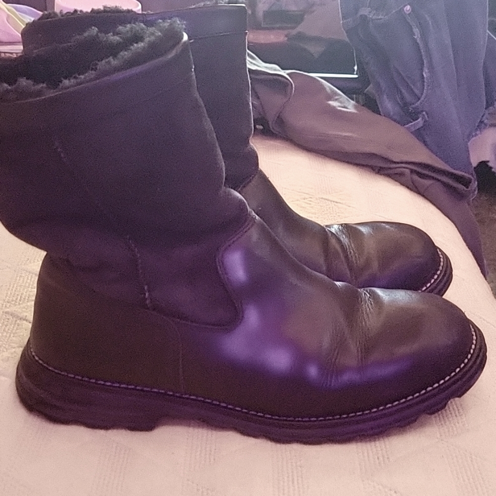 Black Vintage oughts Ugg boot. Size 10.